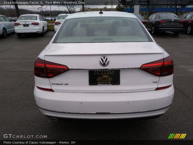 Pure White / Moonrock Gray 2018 Volkswagen Passat SE