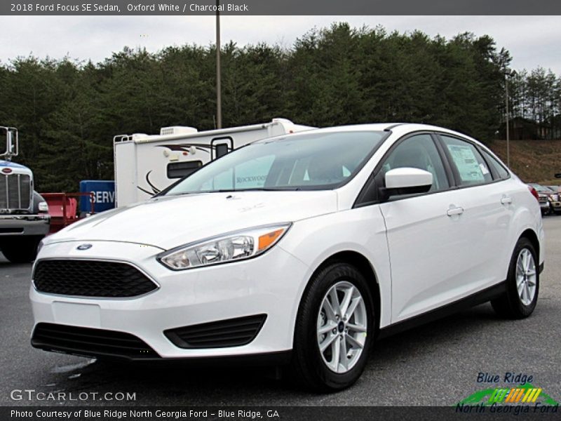 Oxford White / Charcoal Black 2018 Ford Focus SE Sedan