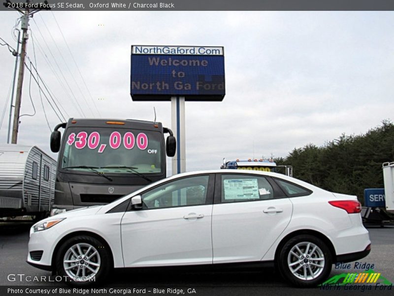 Oxford White / Charcoal Black 2018 Ford Focus SE Sedan