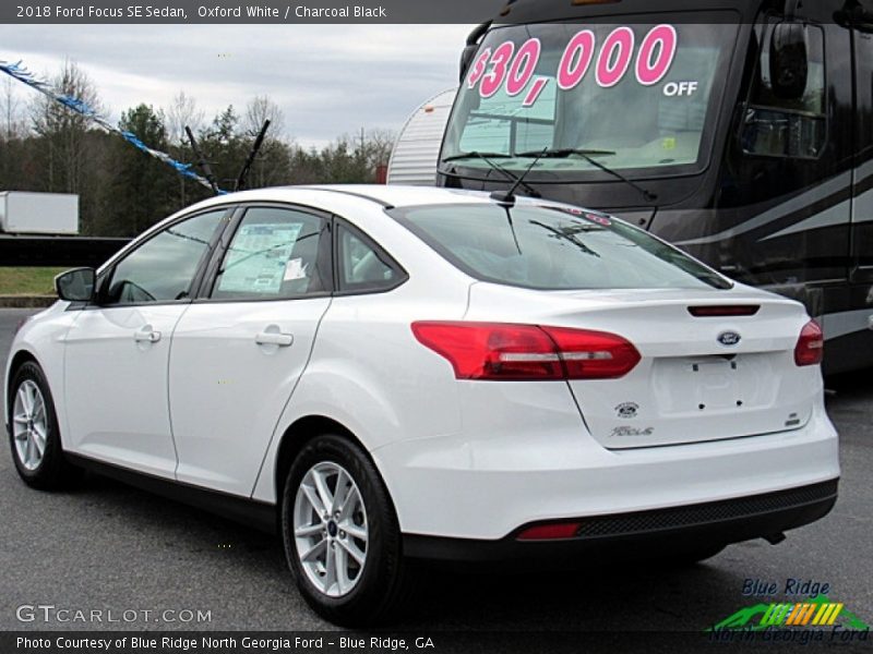Oxford White / Charcoal Black 2018 Ford Focus SE Sedan