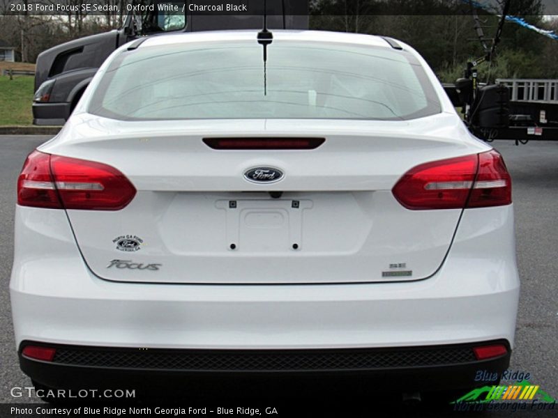 Oxford White / Charcoal Black 2018 Ford Focus SE Sedan