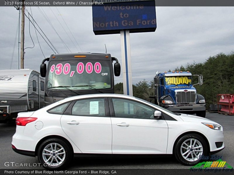 Oxford White / Charcoal Black 2018 Ford Focus SE Sedan