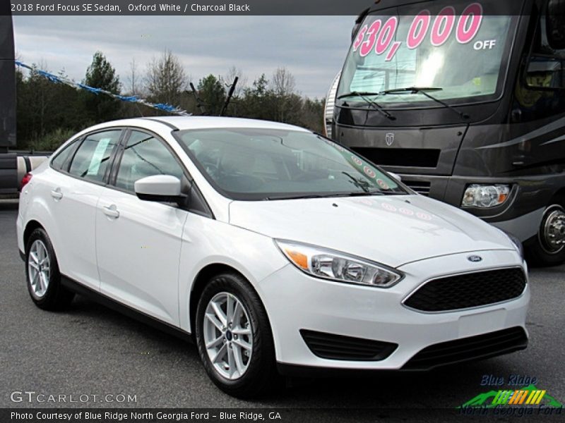 Oxford White / Charcoal Black 2018 Ford Focus SE Sedan
