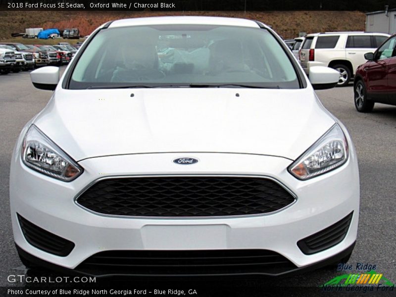 Oxford White / Charcoal Black 2018 Ford Focus SE Sedan
