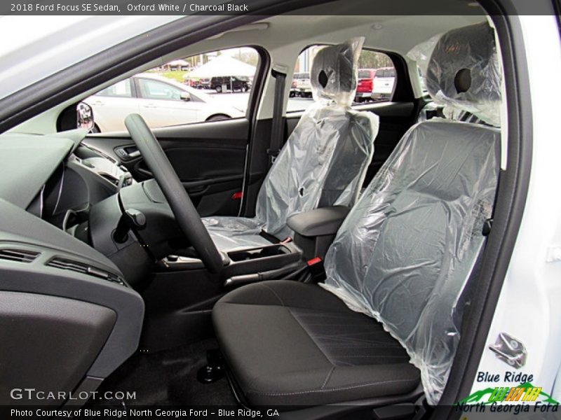 Oxford White / Charcoal Black 2018 Ford Focus SE Sedan