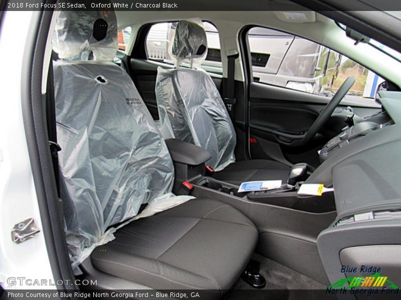 Oxford White / Charcoal Black 2018 Ford Focus SE Sedan