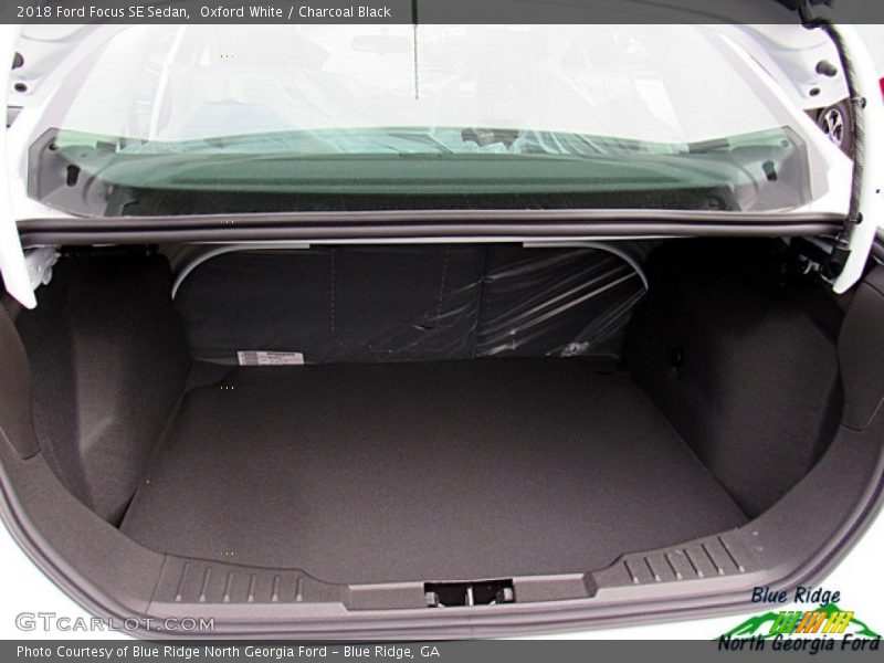 Oxford White / Charcoal Black 2018 Ford Focus SE Sedan