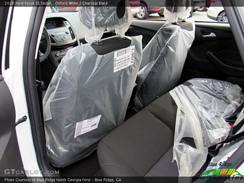 Oxford White / Charcoal Black 2018 Ford Focus SE Sedan