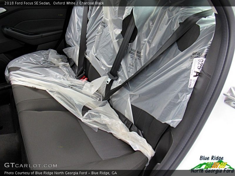 Oxford White / Charcoal Black 2018 Ford Focus SE Sedan