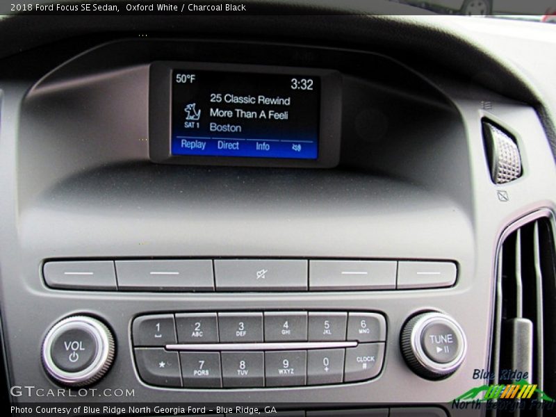 Oxford White / Charcoal Black 2018 Ford Focus SE Sedan