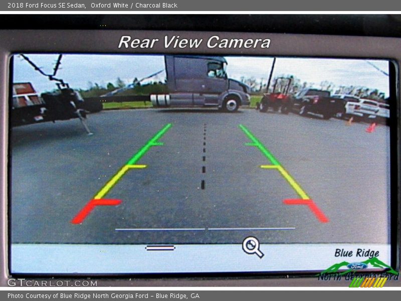 Oxford White / Charcoal Black 2018 Ford Focus SE Sedan