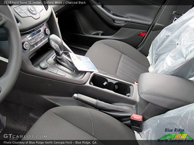 Oxford White / Charcoal Black 2018 Ford Focus SE Sedan