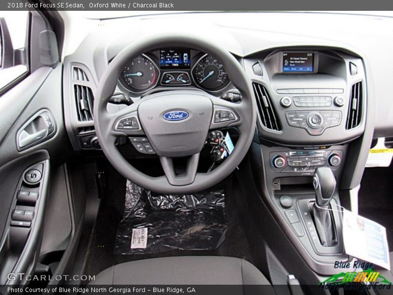 Oxford White / Charcoal Black 2018 Ford Focus SE Sedan