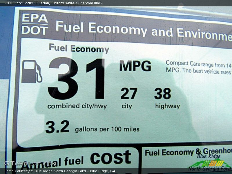 Oxford White / Charcoal Black 2018 Ford Focus SE Sedan