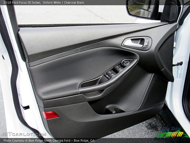Oxford White / Charcoal Black 2018 Ford Focus SE Sedan