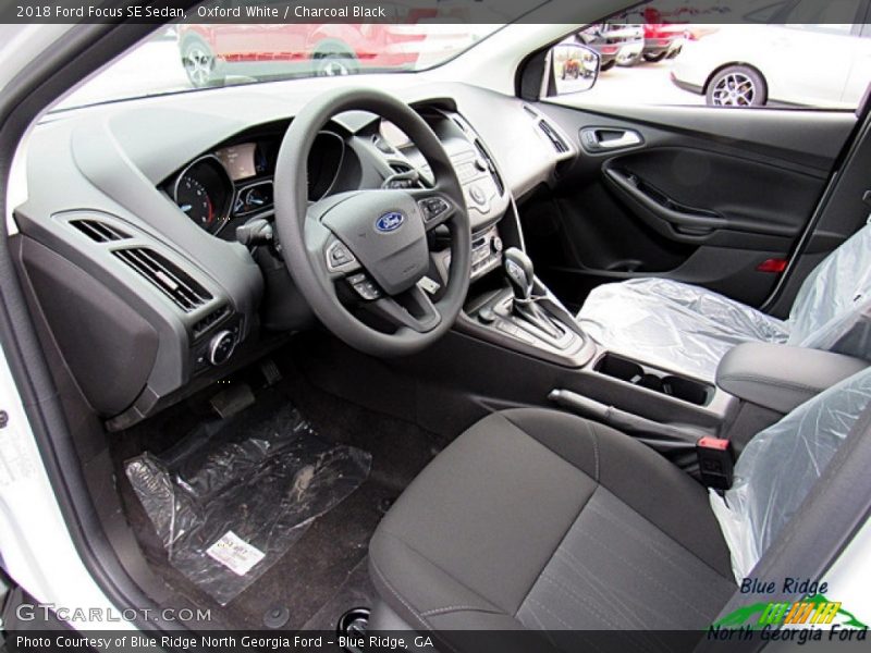 Oxford White / Charcoal Black 2018 Ford Focus SE Sedan