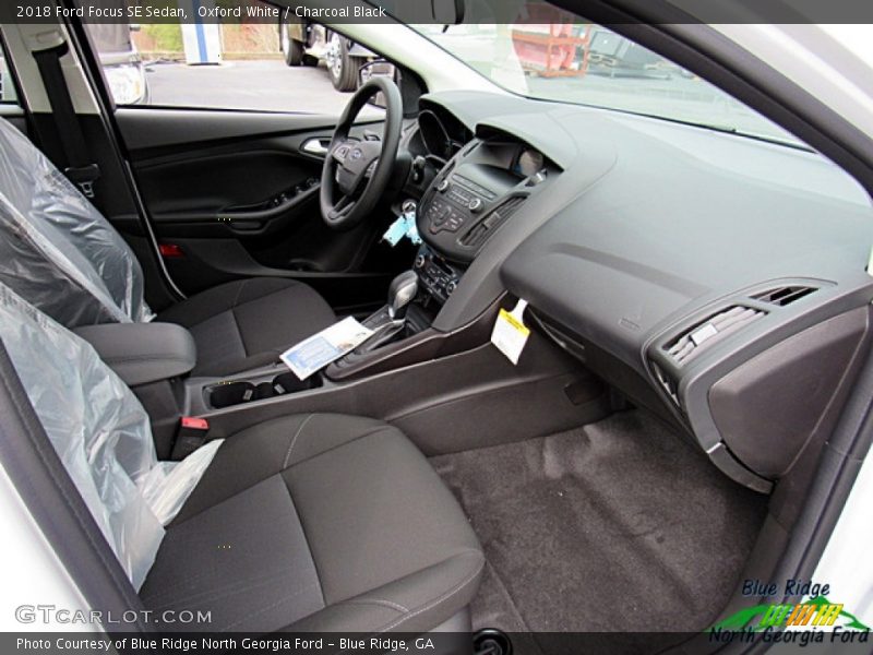 Oxford White / Charcoal Black 2018 Ford Focus SE Sedan