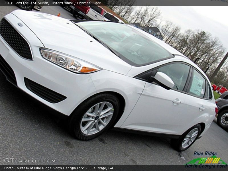Oxford White / Charcoal Black 2018 Ford Focus SE Sedan