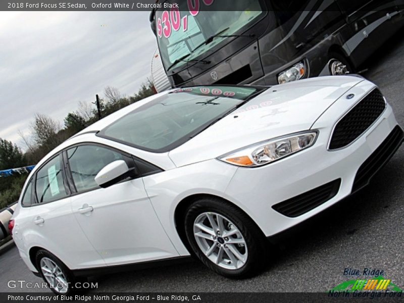 Oxford White / Charcoal Black 2018 Ford Focus SE Sedan