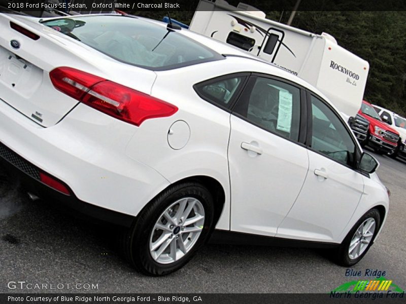 Oxford White / Charcoal Black 2018 Ford Focus SE Sedan