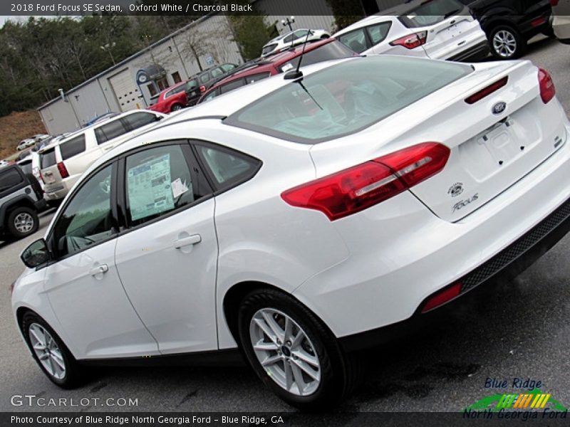 Oxford White / Charcoal Black 2018 Ford Focus SE Sedan