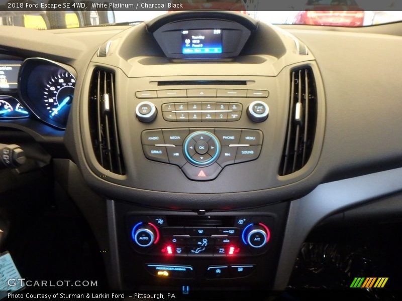 White Platinum / Charcoal Black 2018 Ford Escape SE 4WD
