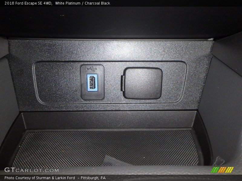White Platinum / Charcoal Black 2018 Ford Escape SE 4WD