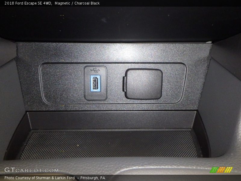 Magnetic / Charcoal Black 2018 Ford Escape SE 4WD