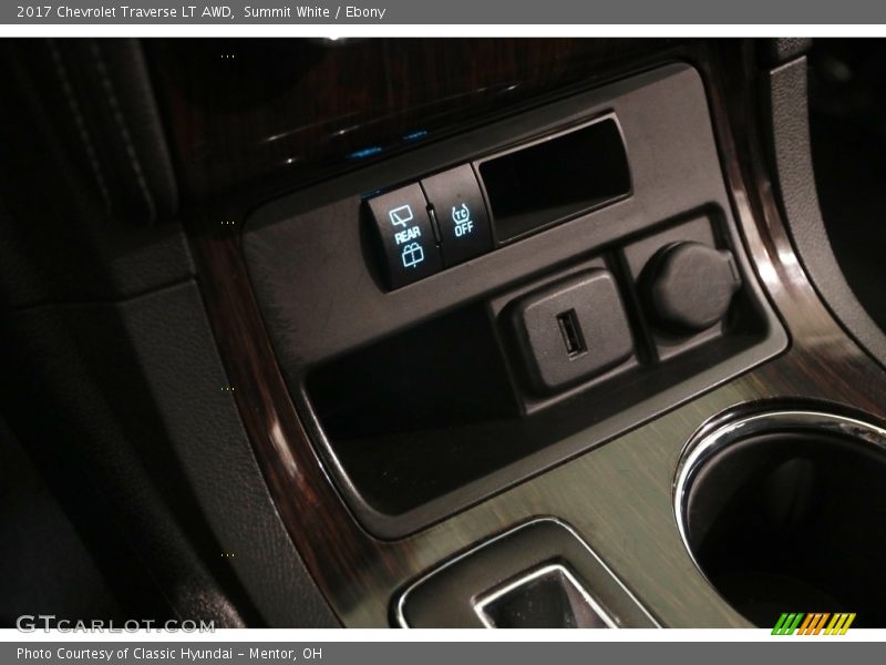 Summit White / Ebony 2017 Chevrolet Traverse LT AWD