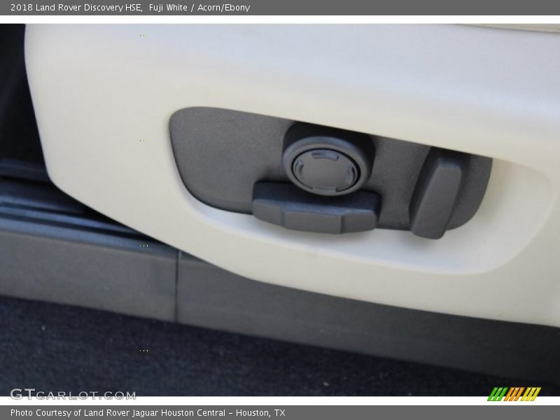 Fuji White / Acorn/Ebony 2018 Land Rover Discovery HSE