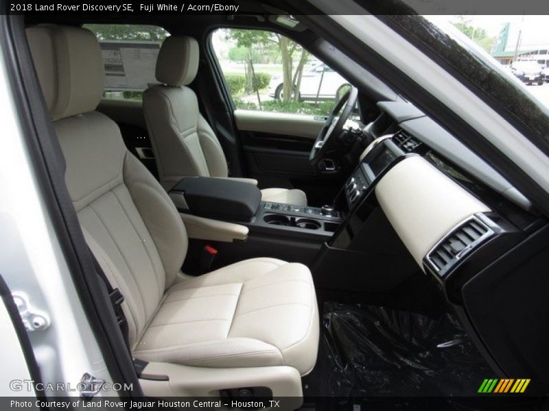 Fuji White / Acorn/Ebony 2018 Land Rover Discovery SE