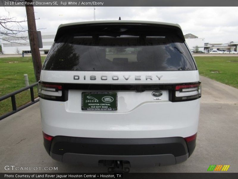 Fuji White / Acorn/Ebony 2018 Land Rover Discovery SE