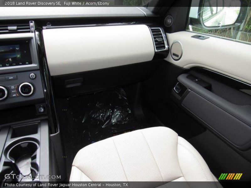 Fuji White / Acorn/Ebony 2018 Land Rover Discovery SE