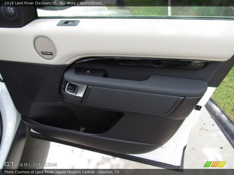 Fuji White / Acorn/Ebony 2018 Land Rover Discovery SE