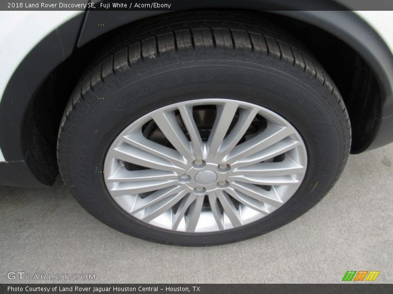 Fuji White / Acorn/Ebony 2018 Land Rover Discovery SE
