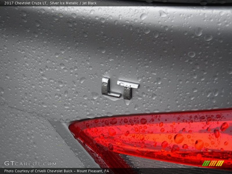 Silver Ice Metallic / Jet Black 2017 Chevrolet Cruze LT