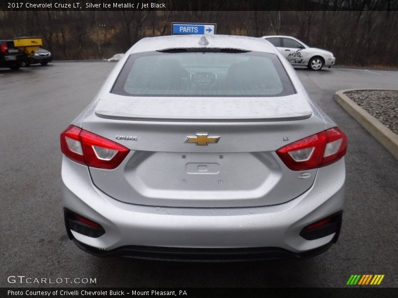 Silver Ice Metallic / Jet Black 2017 Chevrolet Cruze LT