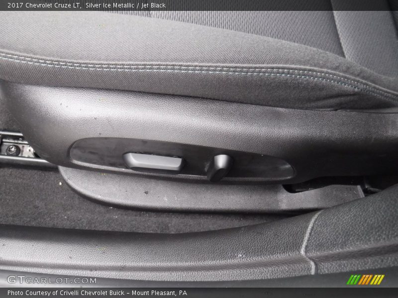 Silver Ice Metallic / Jet Black 2017 Chevrolet Cruze LT