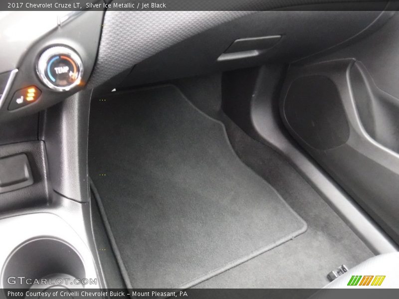 Silver Ice Metallic / Jet Black 2017 Chevrolet Cruze LT