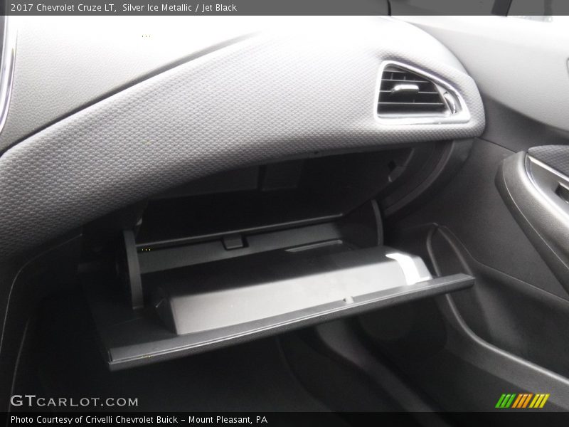 Silver Ice Metallic / Jet Black 2017 Chevrolet Cruze LT