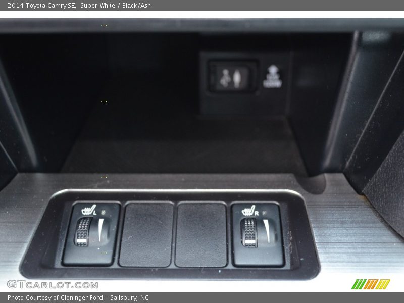 Super White / Black/Ash 2014 Toyota Camry SE