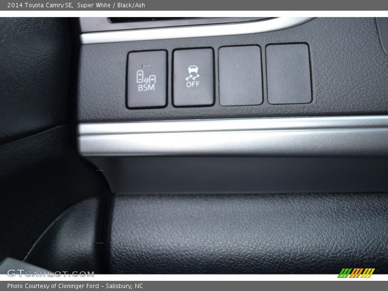 Super White / Black/Ash 2014 Toyota Camry SE