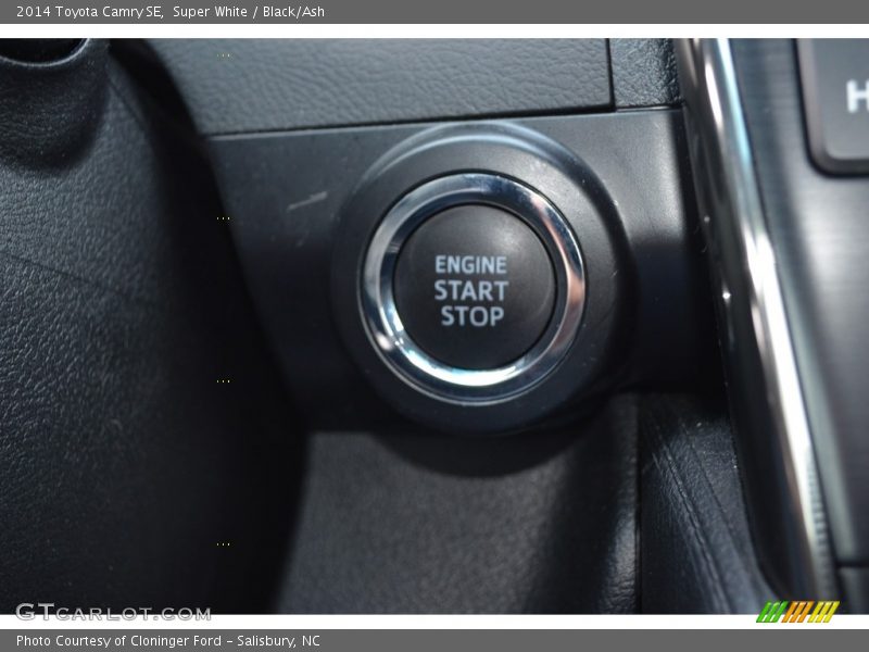 Super White / Black/Ash 2014 Toyota Camry SE
