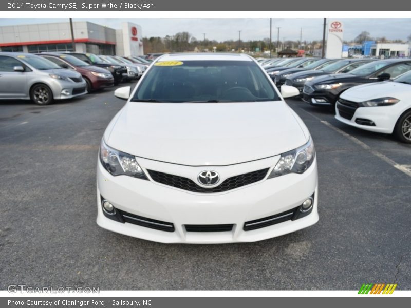 Super White / Black/Ash 2014 Toyota Camry SE
