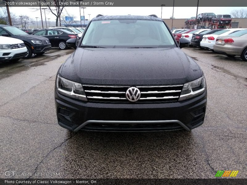 Deep Black Pearl / Storm Gray 2018 Volkswagen Tiguan SE
