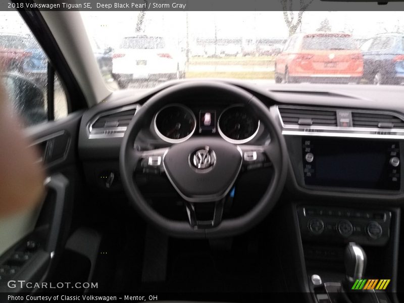 Deep Black Pearl / Storm Gray 2018 Volkswagen Tiguan SE