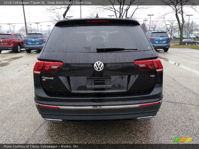 Deep Black Pearl / Storm Gray 2018 Volkswagen Tiguan SE