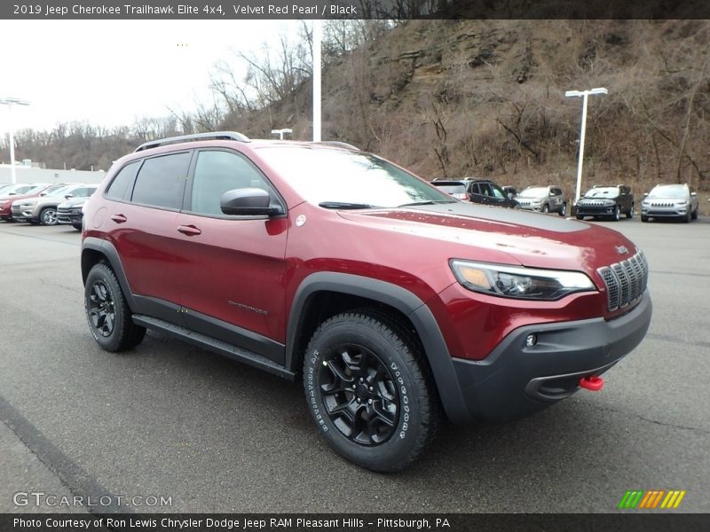 Front 3/4 View of 2019 Cherokee Trailhawk Elite 4x4