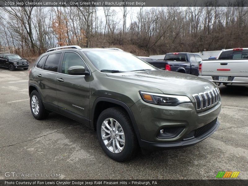 Front 3/4 View of 2019 Cherokee Latitude 4x4