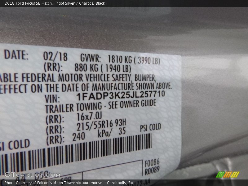 Ingot Silver / Charcoal Black 2018 Ford Focus SE Hatch